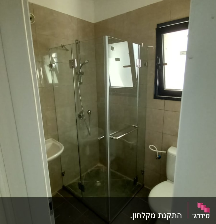 מקלחון זכוכית עם ראש מקלחת וקירות אריחים